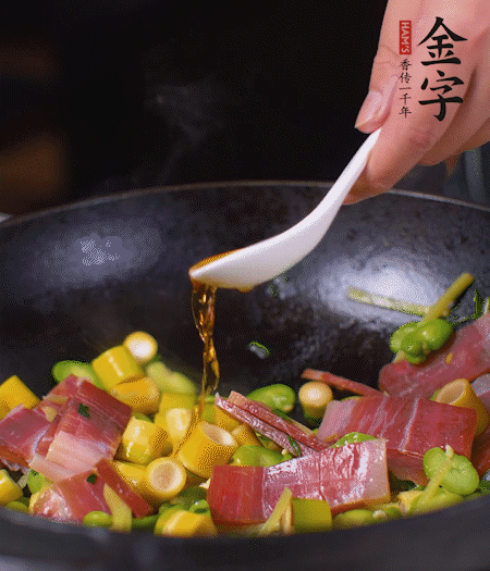 加火腿、筍片，放少量黃酒大火煮沸。