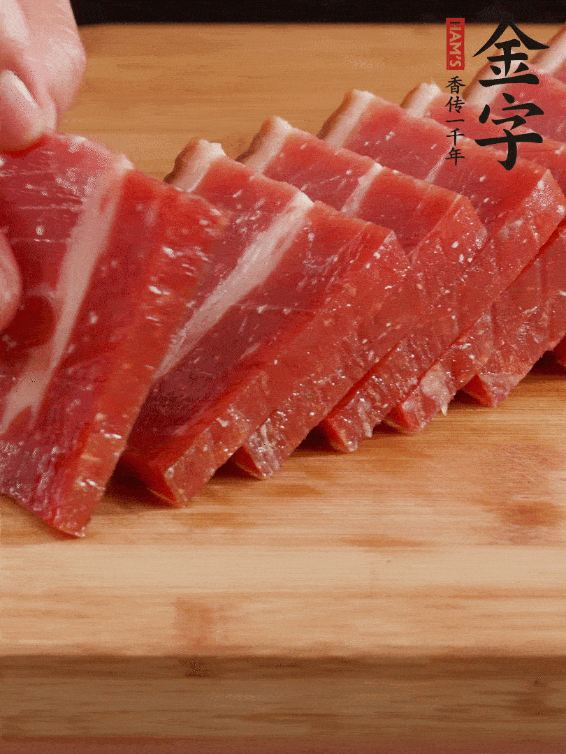 金字火腿上方切厚片的火腿。