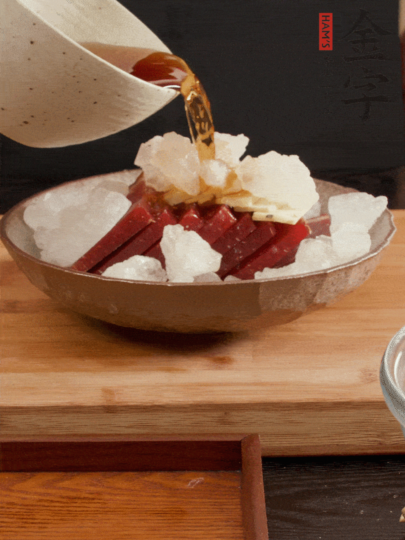 加姜片、冰糖、黃酒、水，蒸60分鐘，將火腿的咸逼出來。