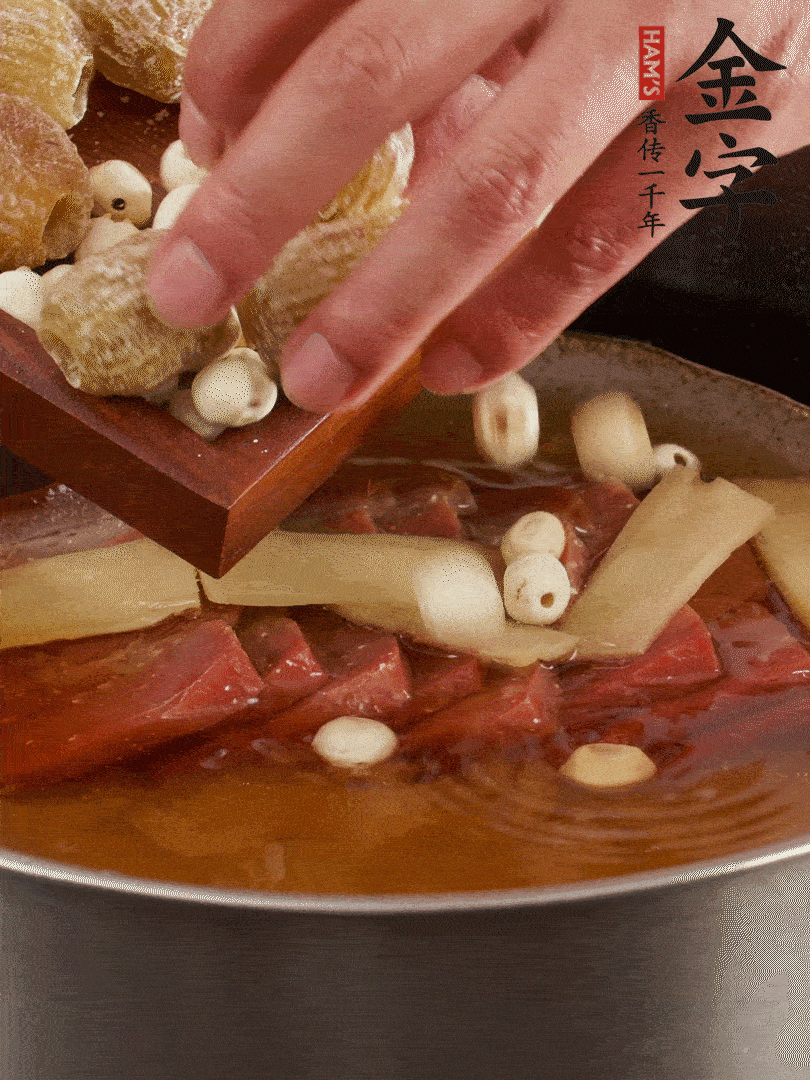 待冰糖融化后，放入蜜棗、蓮子同蒸25分鐘左右。