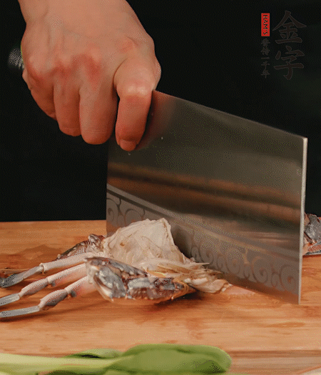 蟹殼拆開，去掉蟹肺、蟹心、蟹腮，切成4小塊。