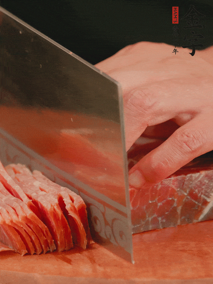 新鮮雞腿用刀在表面劃幾刀。金字火腿切薄片備用。