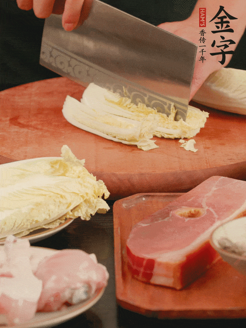 白菜去掉頭尾，對半豎切，再均勻切4刀。