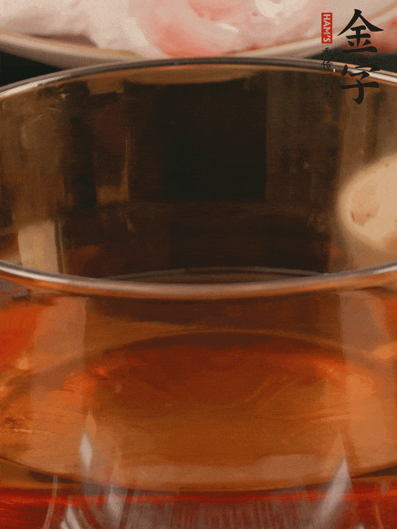 雞腿冷水入鍋，加姜片料酒焯水，撈出溫水洗凈。