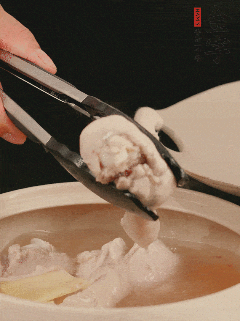 雞腿放入砂鍋，加姜片、料酒、清水，中火燉煮20分鐘撈出。