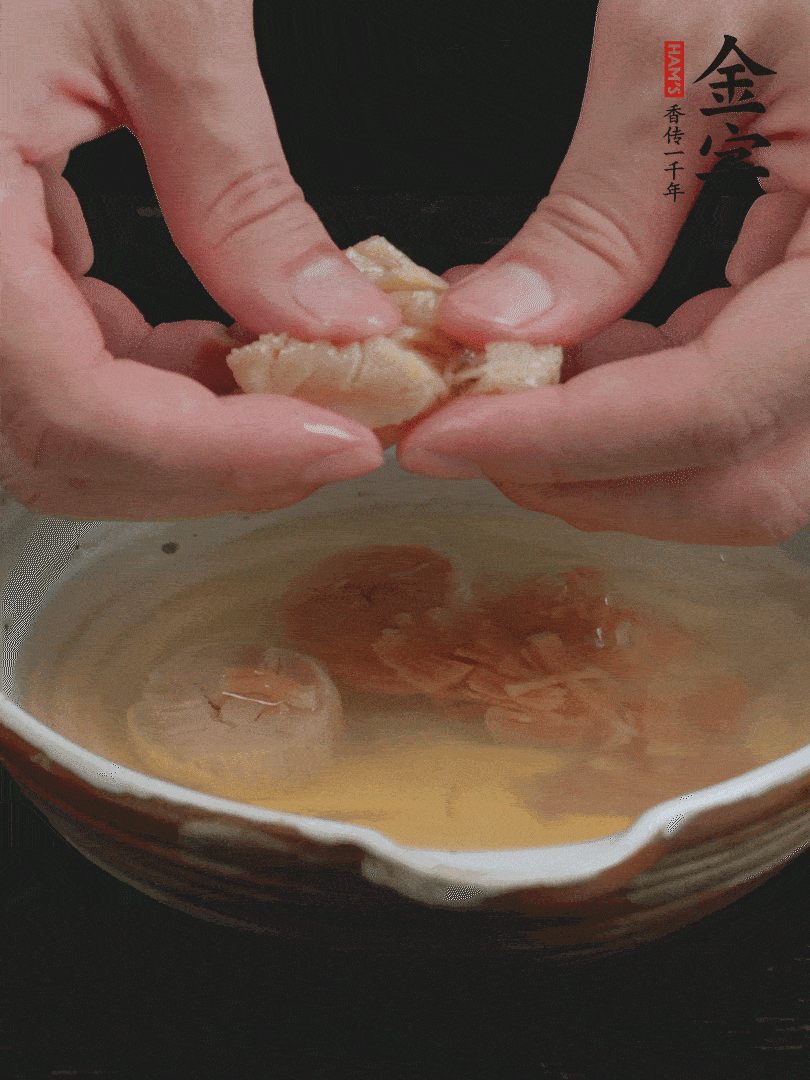 元貝溫水泡發(fā)，拆成細(xì)絲。