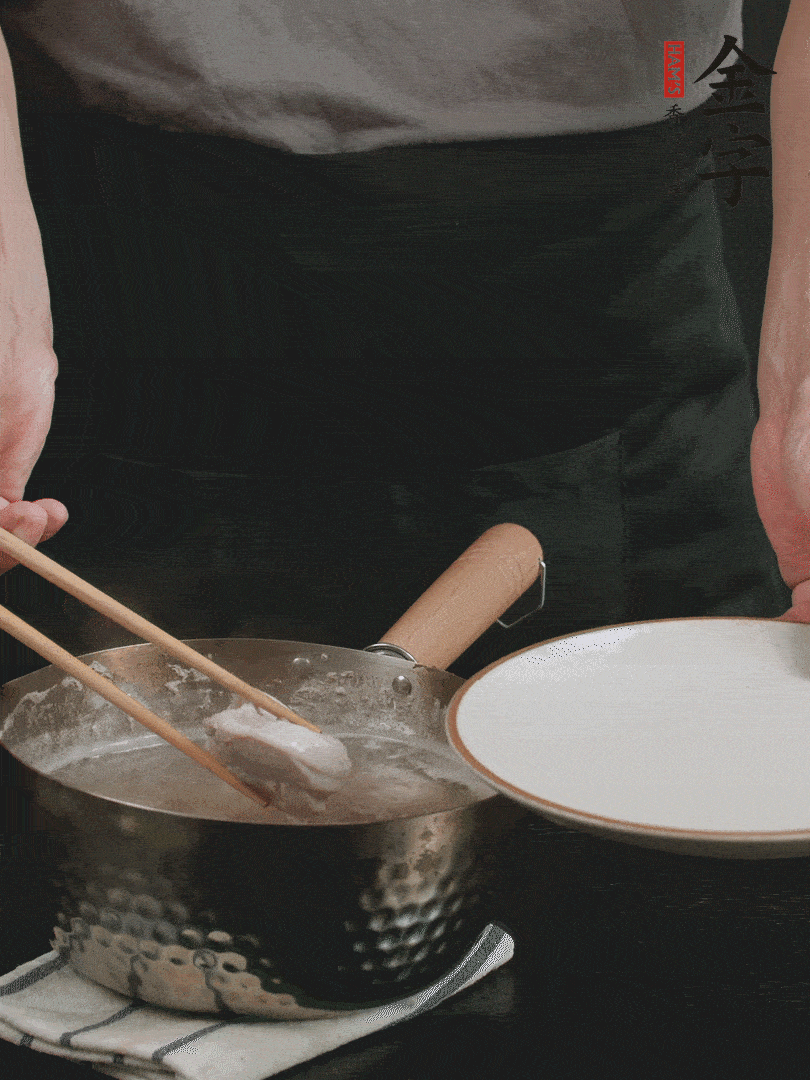 雞塊冷水下鍋，加姜片、料酒焯水，撈出洗凈備用。