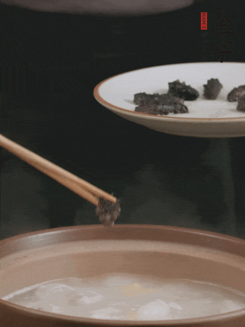 期間雞湯燉到80分鐘時(shí)，加小海參再燉10分鐘。