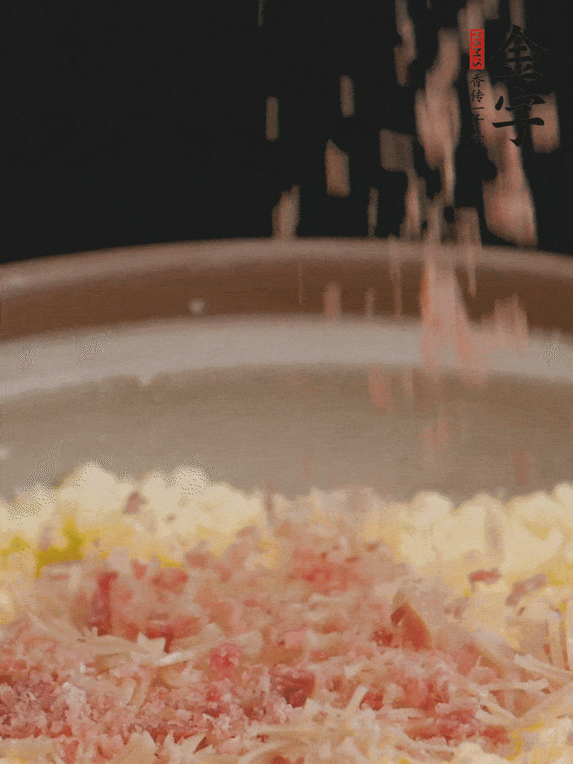 加雞湯沒過，放干貝絲、火腿末、小海參。