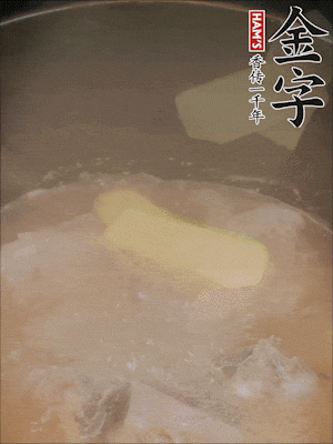 排骨洗凈，加生姜、黃酒焯水，溫水洗凈備用。