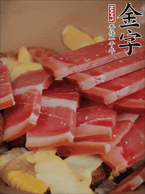 除鮑魚外的所有材料放進(jìn)鍋里，加清水、姜、黃酒，大火燒開，轉(zhuǎn)小火煲90分鐘。