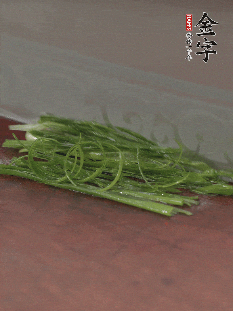 生姜切薄片，紅椒切細(xì)絲，小蔥蔥綠切細(xì)絲，泡入冰水中保持新鮮。