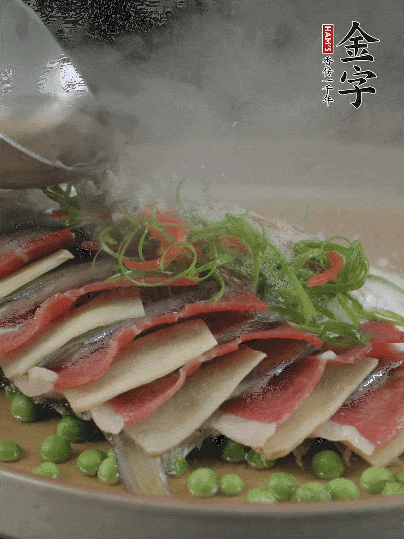 表面放上蔥絲、紅椒絲，淋上熱油。