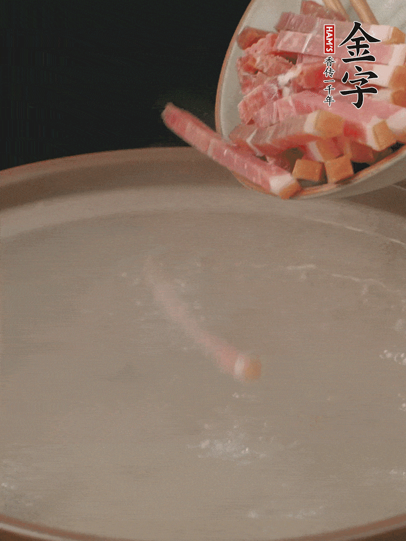 金字火腿切絲，熱水下鍋，放火腿燉煮15分鐘。