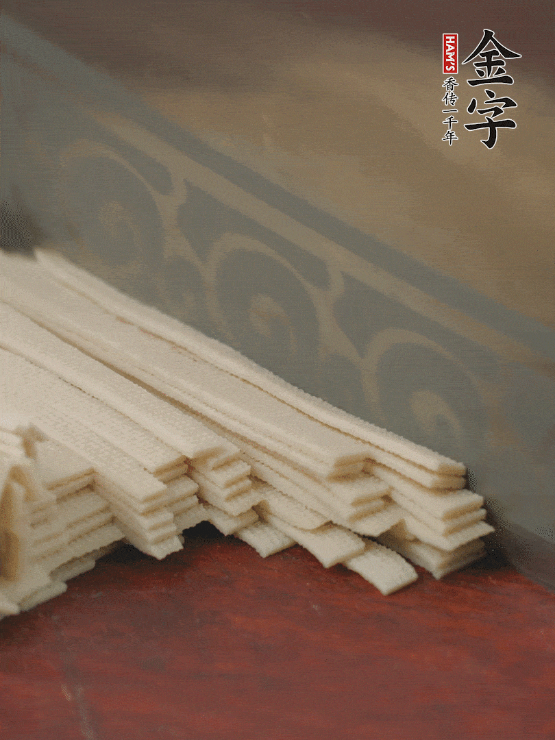 燉火腿期間，千張切細絲，白蘿卜去皮切細絲，蒜葉切細丁。