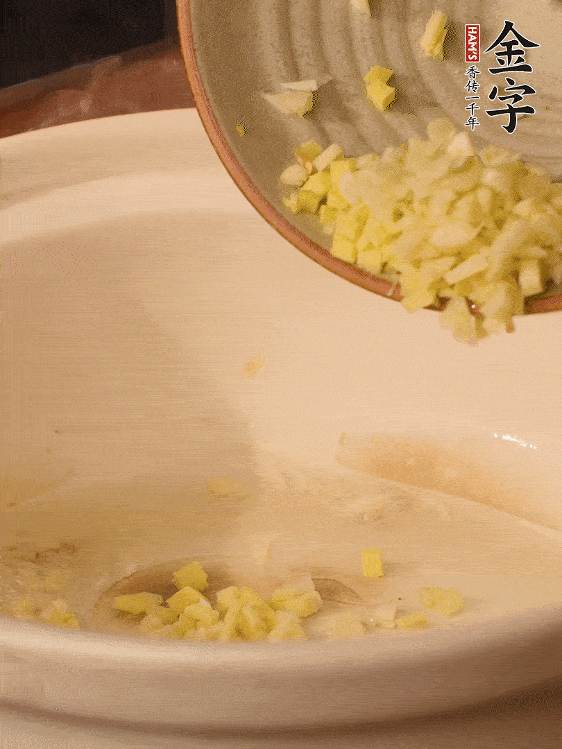熱油下鍋，姜爆香。下冬瓜略微翻炒。