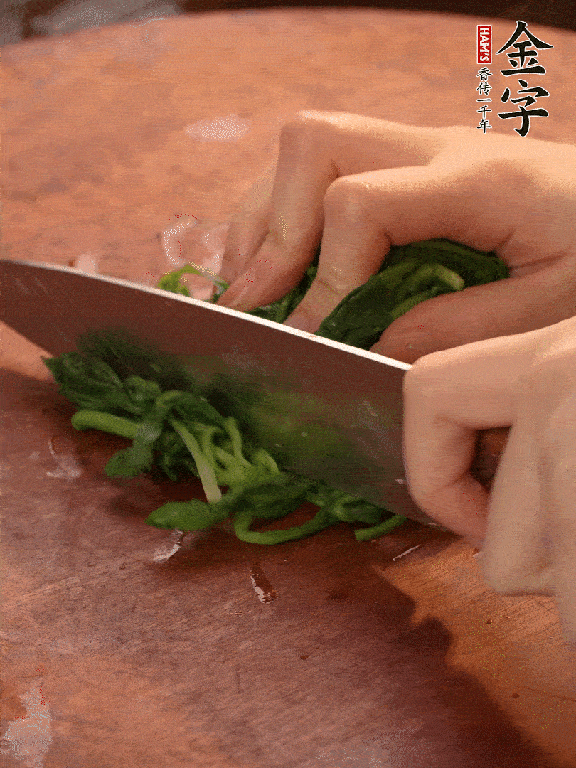 晾涼拽干水份，切碎備用。