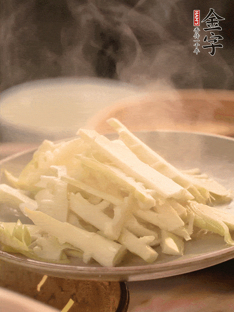 春筍切薄片，焯水去除澀味。