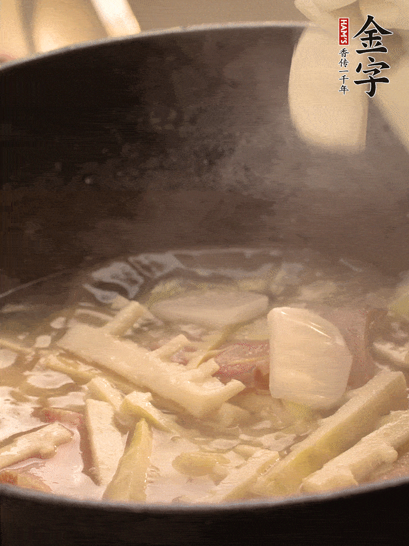 加一點(diǎn)開(kāi)水后，放年糕燜2分鐘至軟。