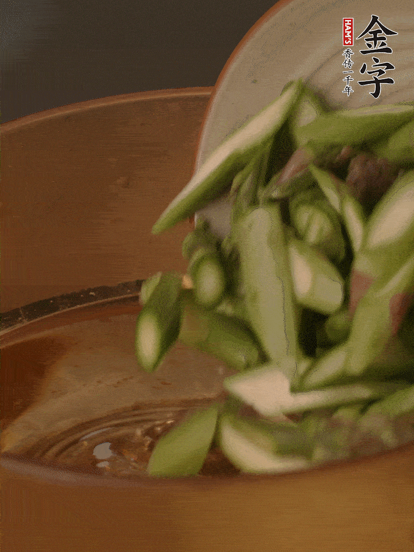 蘆筍、白玉菇焯水30秒備用。