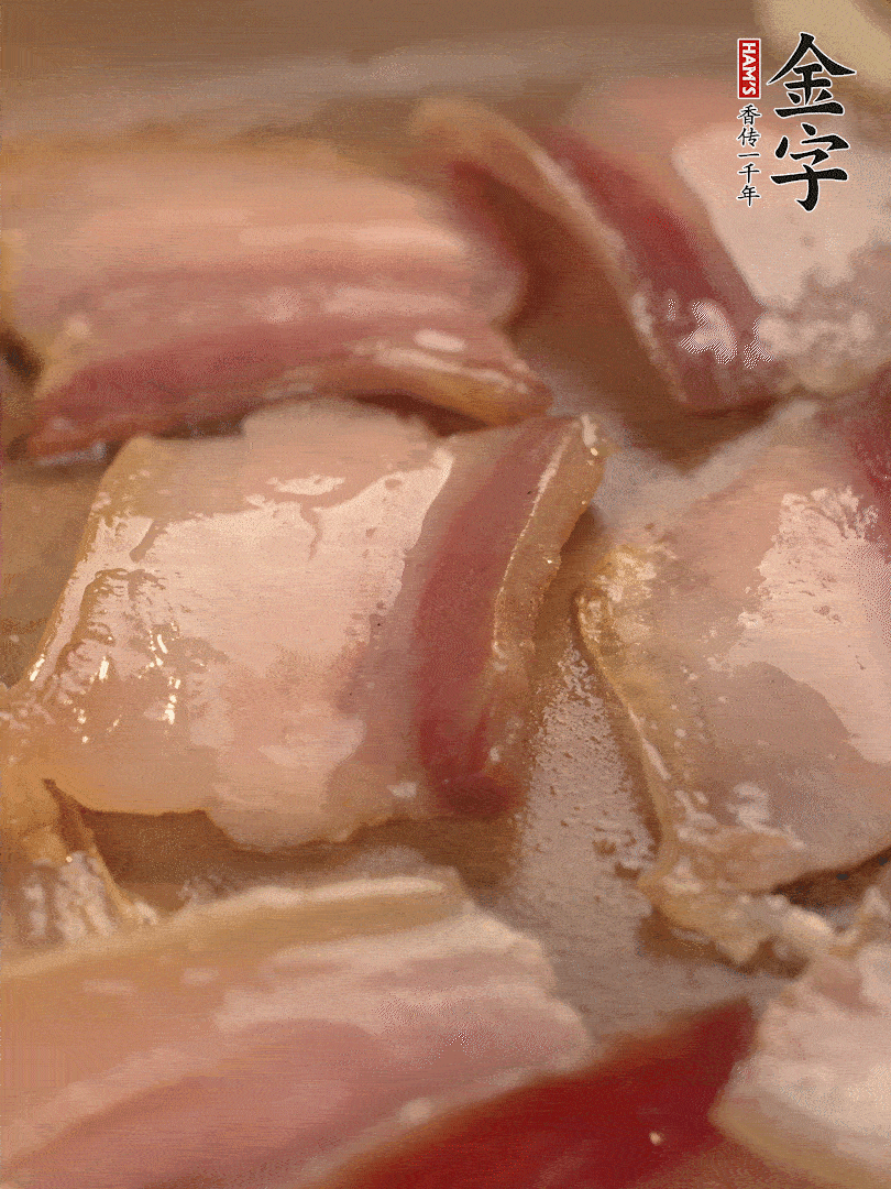 鍋中熱油煸香大蒜、咸肉。