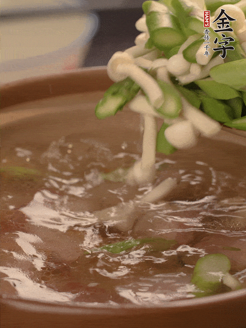 咸肉肥肉部分變透明時，加清水，放蘆筍、白玉菇大火煮開。