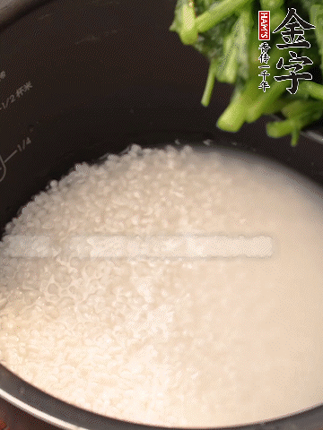 茼蒿、香腸放入浸泡好的大米，水沒過大米半指煮熟。