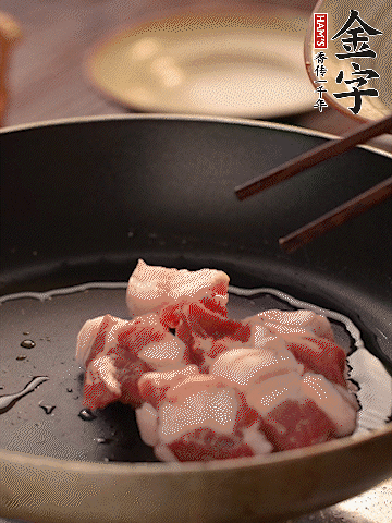 五花肉切條，煎到兩面金黃。