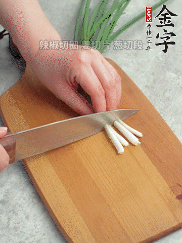 切好的咸肉鋪在碗邊，然后把千張放在中間。