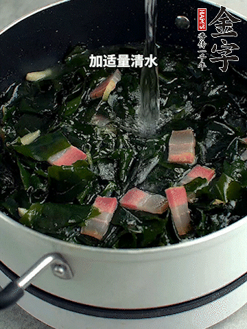 放入泡發(fā)好的裙帶菜翻炒一下，加適量清水燉煮。