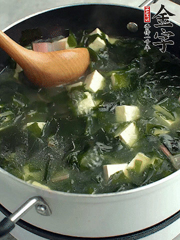 煮到沸騰后，再放入豆腐蓋蓋子煮3分鐘。