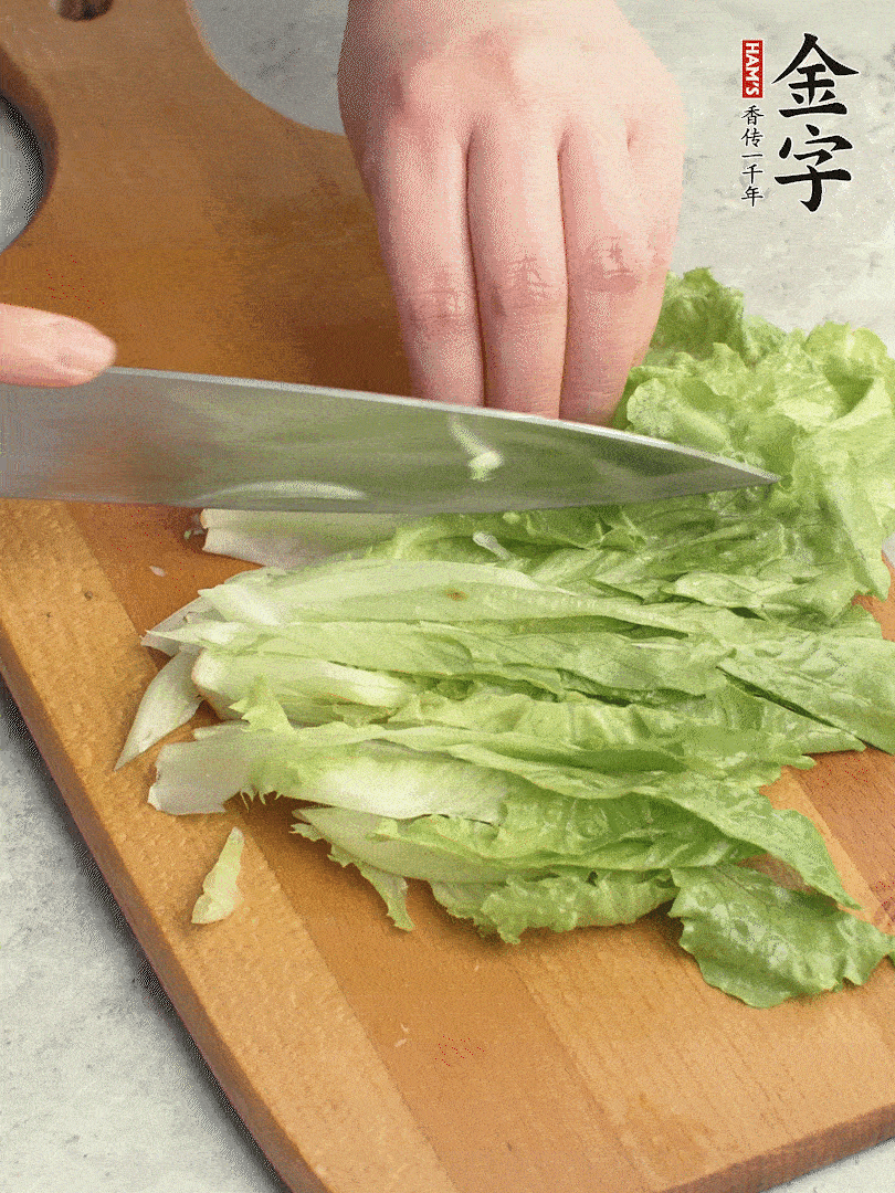 胡蘿卜、生菜、黃瓜切絲。