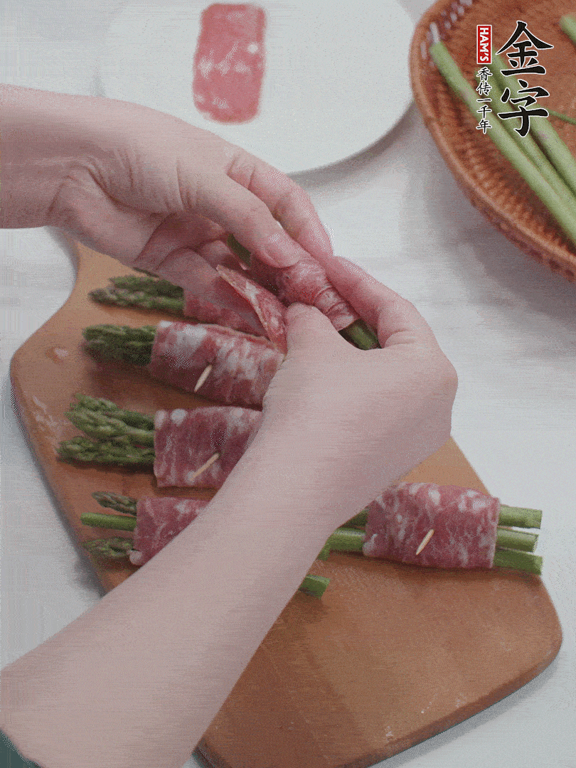 蘆筍切小段，蘆筍段用金字培根火腿卷起。