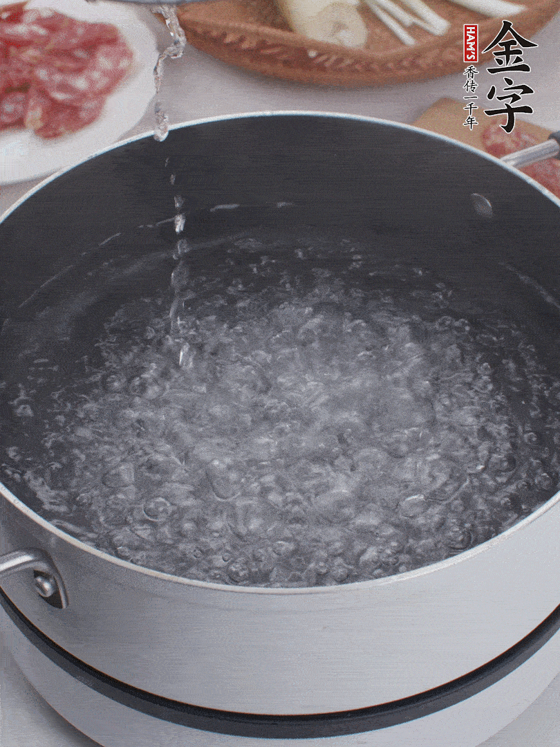 春筍去殼切片，焯水3分鐘。