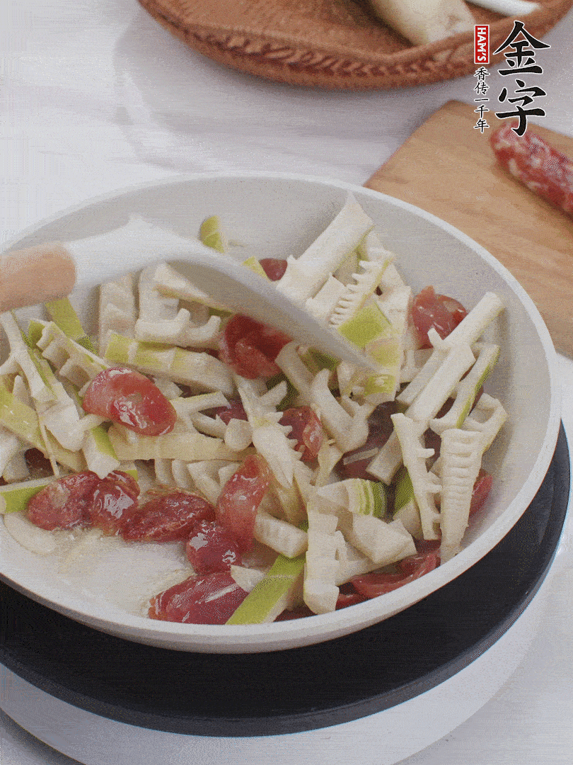 下春筍翻炒均勻，一小撮鹽調(diào)味。