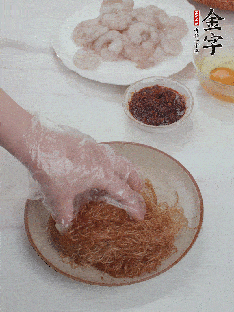 粉絲泡軟后，入沸水煮10秒，撈出后加1/2勺老抽、1/2勺食用油挑松。