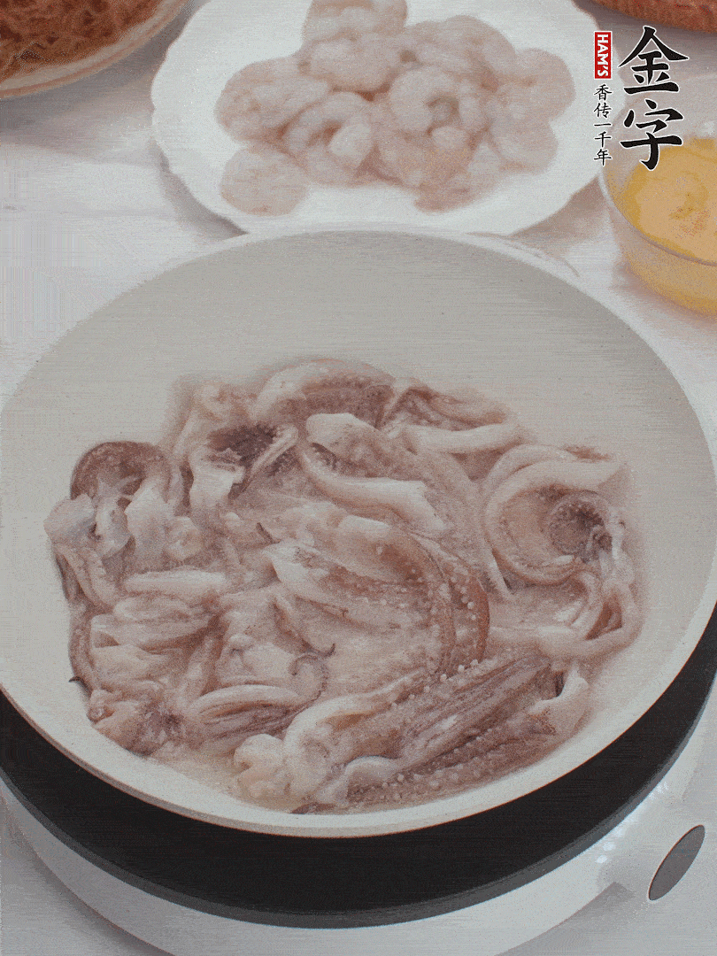 蝦仁、魷魚滑油，蛋液炒制半熟。