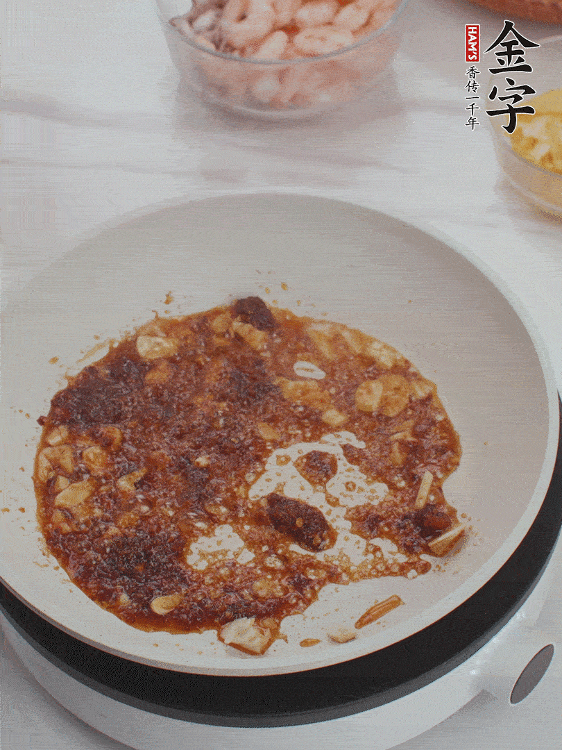 冷鍋熱油，1大勺金字火腿XO醬、蒜末炒香，倒粉絲一起炒。