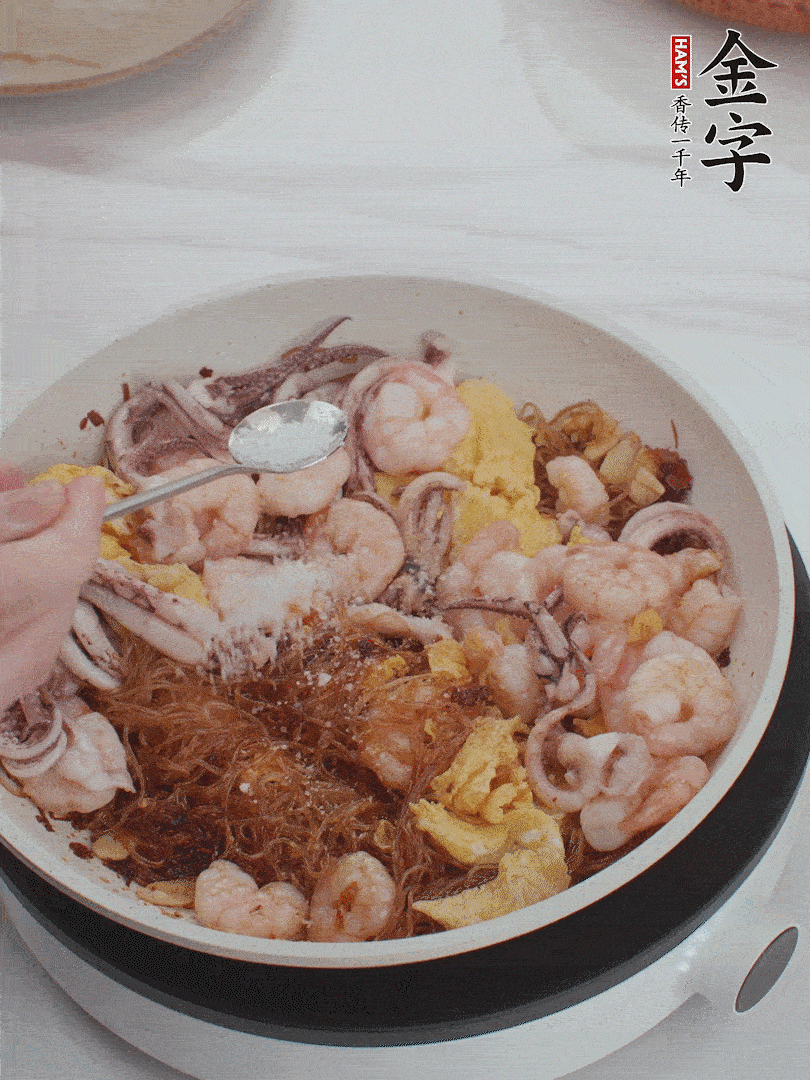 加雞蛋，蝦仁，魷魚混合。