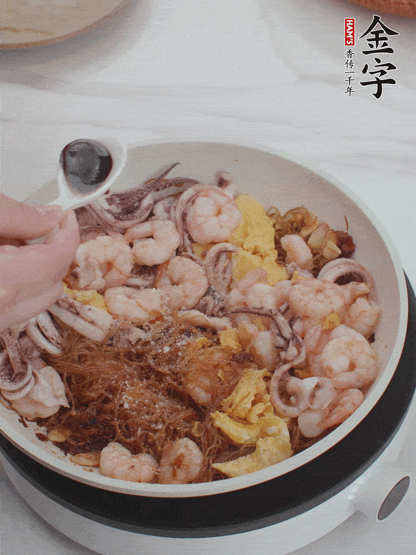 放1/3勺鹽、1/3勺雞精、1/3勺糖、2/3勺生抽調(diào)味。