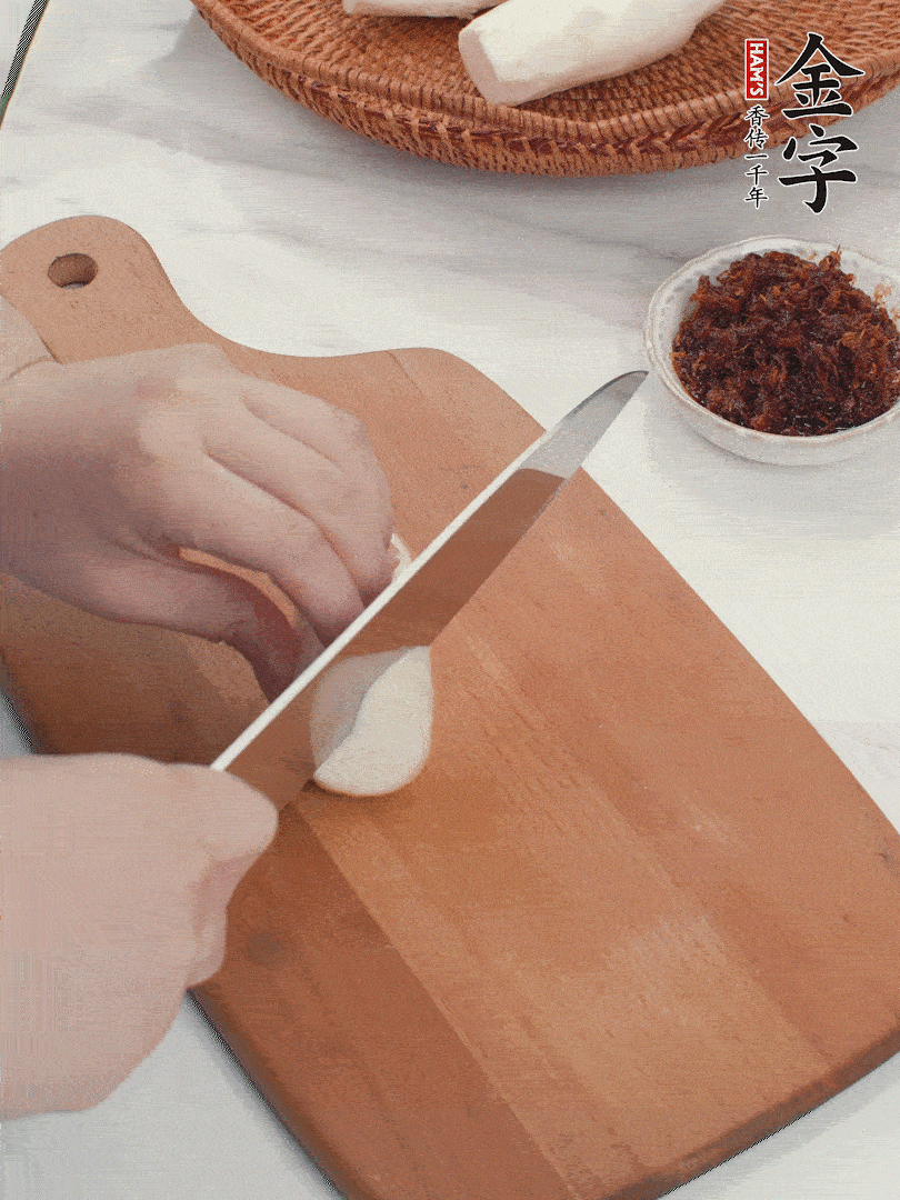 茭白剝殼，洗凈后切滾刀塊。