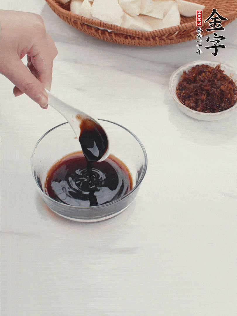 將生抽、老抽、黃酒和白砂糖在小碗里調(diào)成味汁。