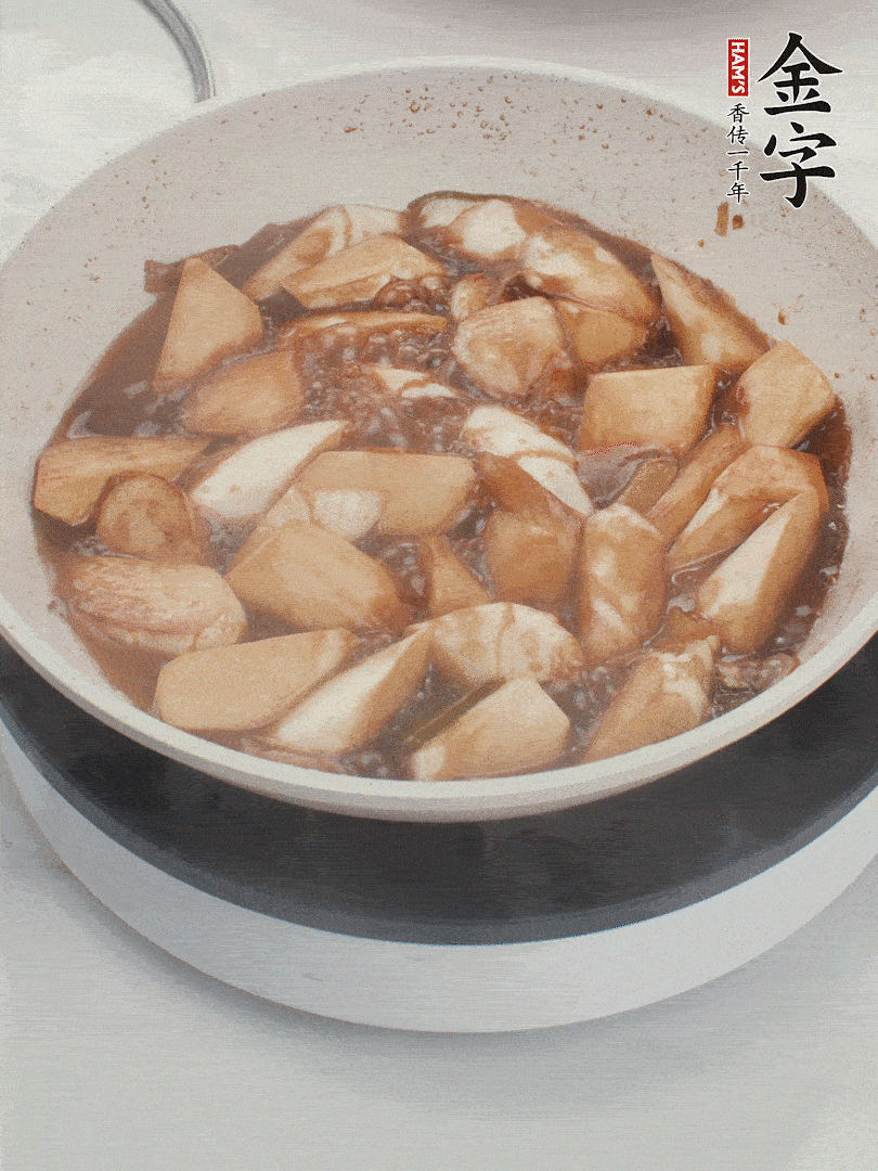 待茭白煸到微微發(fā)黃加入調(diào)好的味汁翻炒。加一小碗清水蓋蓋子燜3-4分鐘。