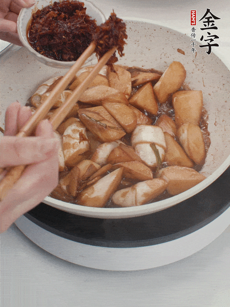 湯汁收濃，加金字火腿XO醬翻炒均勻。