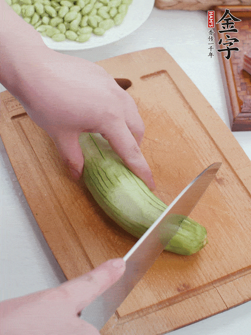 絲瓜去掉外皮，去掉兩端，切成滾刀塊。