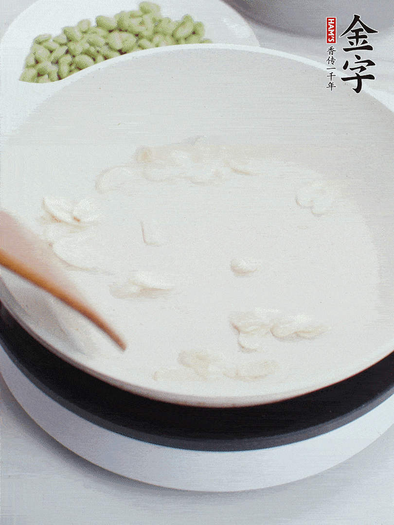 金字淡咸肉煮15分鐘，撈出切片。油5成熱時(shí)，蒜末、咸肉爆香。