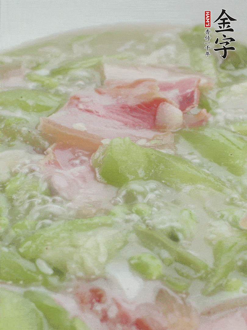 加一點(diǎn)熱水、白胡椒粉、雞精翻炒1分鐘。