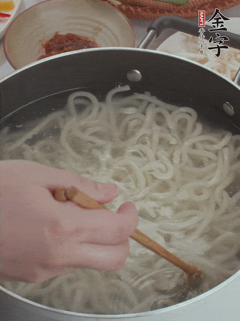 鍋中水煮沸，下烏冬面焯5秒鐘，撈出瀝干。