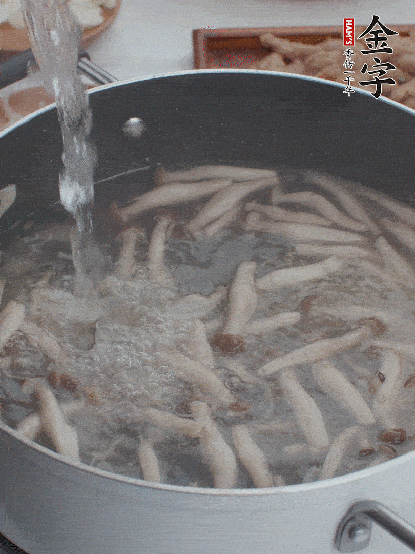 油熱爆香大蔥、蒜末，下蟹味菇炒軟，放清水。