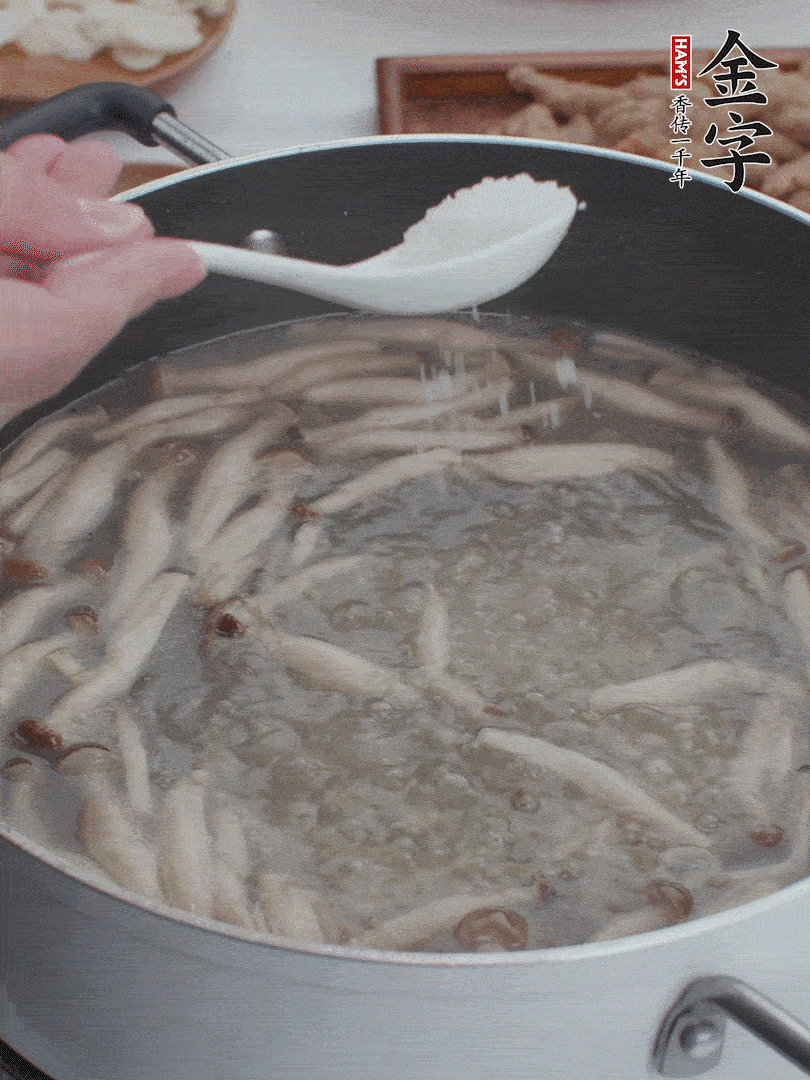 1勺鹽、一點胡椒粉調(diào)味。